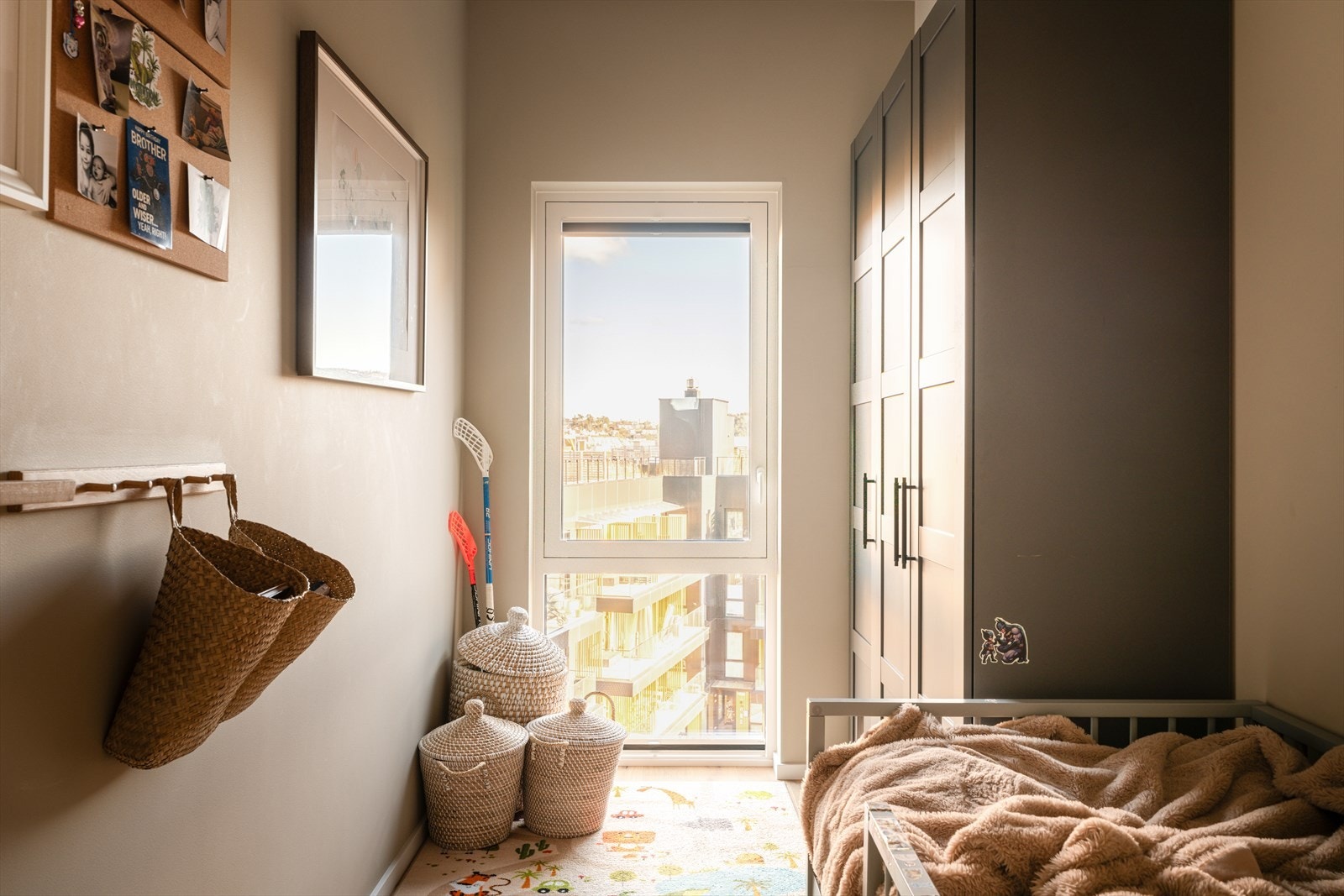 Store vindusflater gir godt lysinnslipp og en luftig atmosfære. Elektrisk utvendig solskjerming Galleribilde