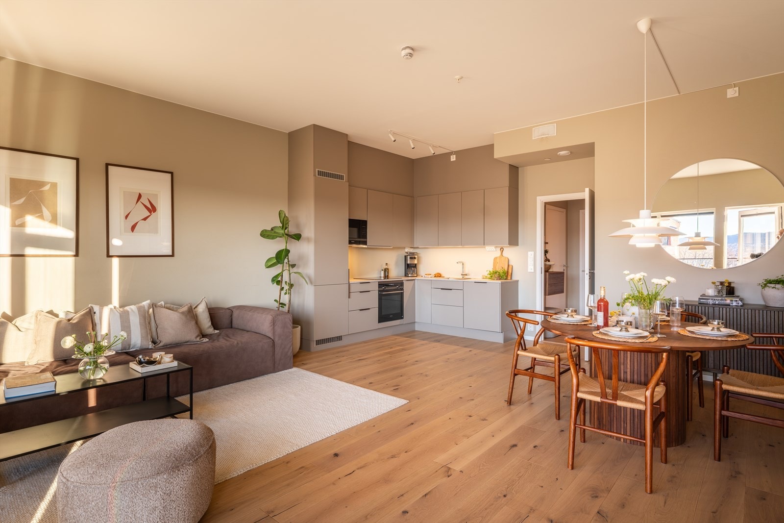 Bygget sto ferdig i 2023, noe som gir deg moderne standard, tidsriktige materialvalg og minimale vedlikeholdsbehov i mange år fremover. Galleribilde