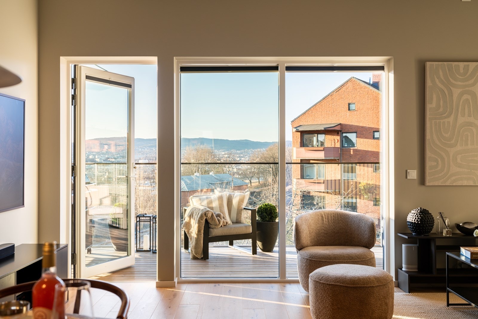 Store vindusflater gir fantastisk lysinnslipp og hyggelig utsikt. Utgangen til balkongen skaper en naturlig forbindelse mellom ute- og innerom. Galleribilde