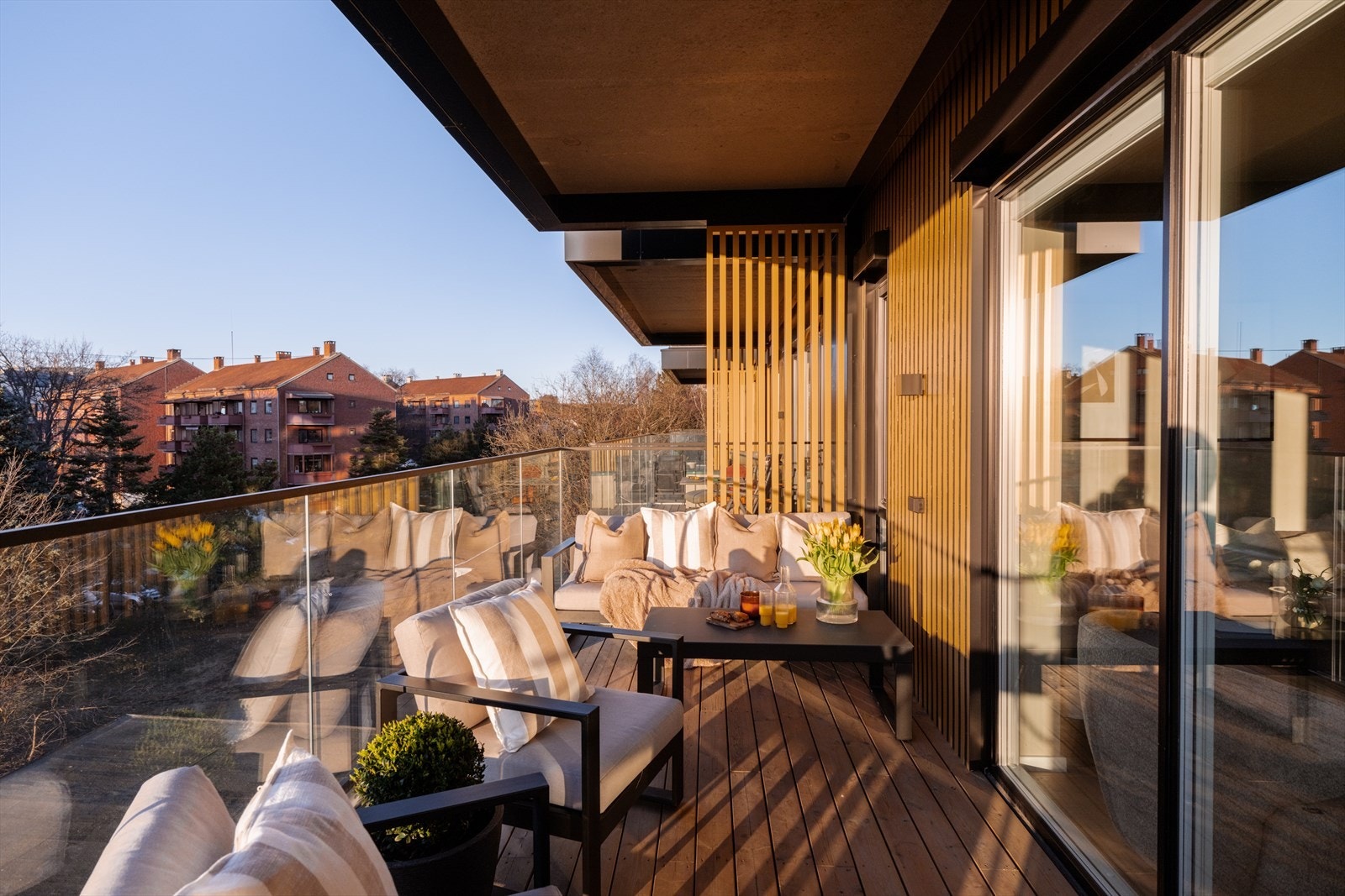 Stor balkong med god plass til flere sittegrupper, planter og grill. Galleribilde