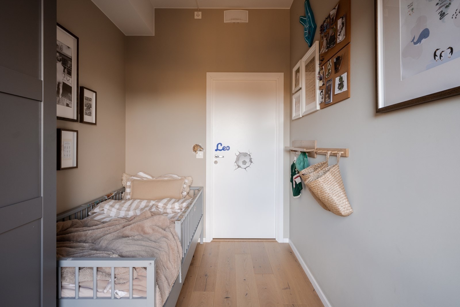 Rommet har plass til både seng og garderobe, og den nøytrale stilen gjør det enkelt å tilpasse etter behov. Galleribilde