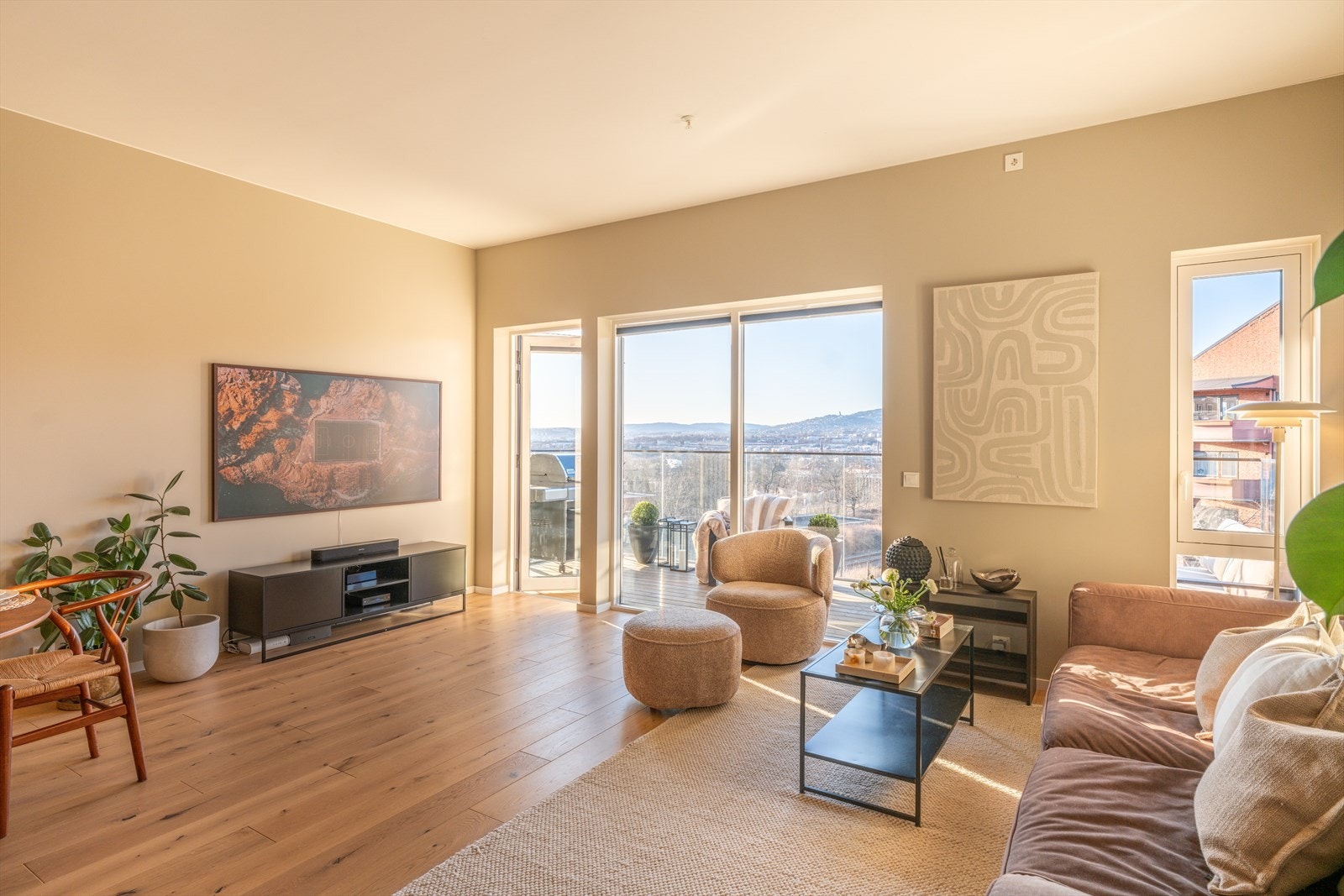 Boligen er påkostet utover "ny-standard" med blant annet oppgraderte hvitevarer og Tapwell-kran, lekkert bad, Quick-Step 1-stavs eikeparkett, plisségardiner i hele leiligheten m.m. Galleribilde