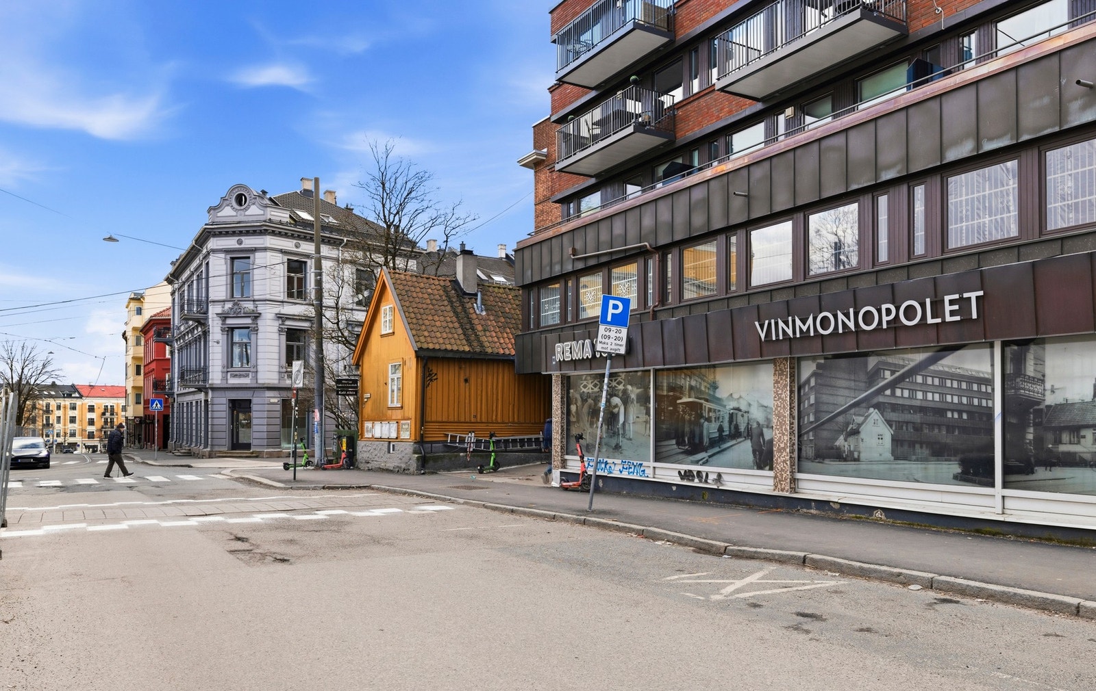 I gangavstand ligger flere dagligvarebutikker, blant annet Rema 1000 og Kiwi Briskeby, Meny Frogner samt søndagsåpne Joker Briskeby. I tillegg Vinmonopolet Briskeby. Galleribilde