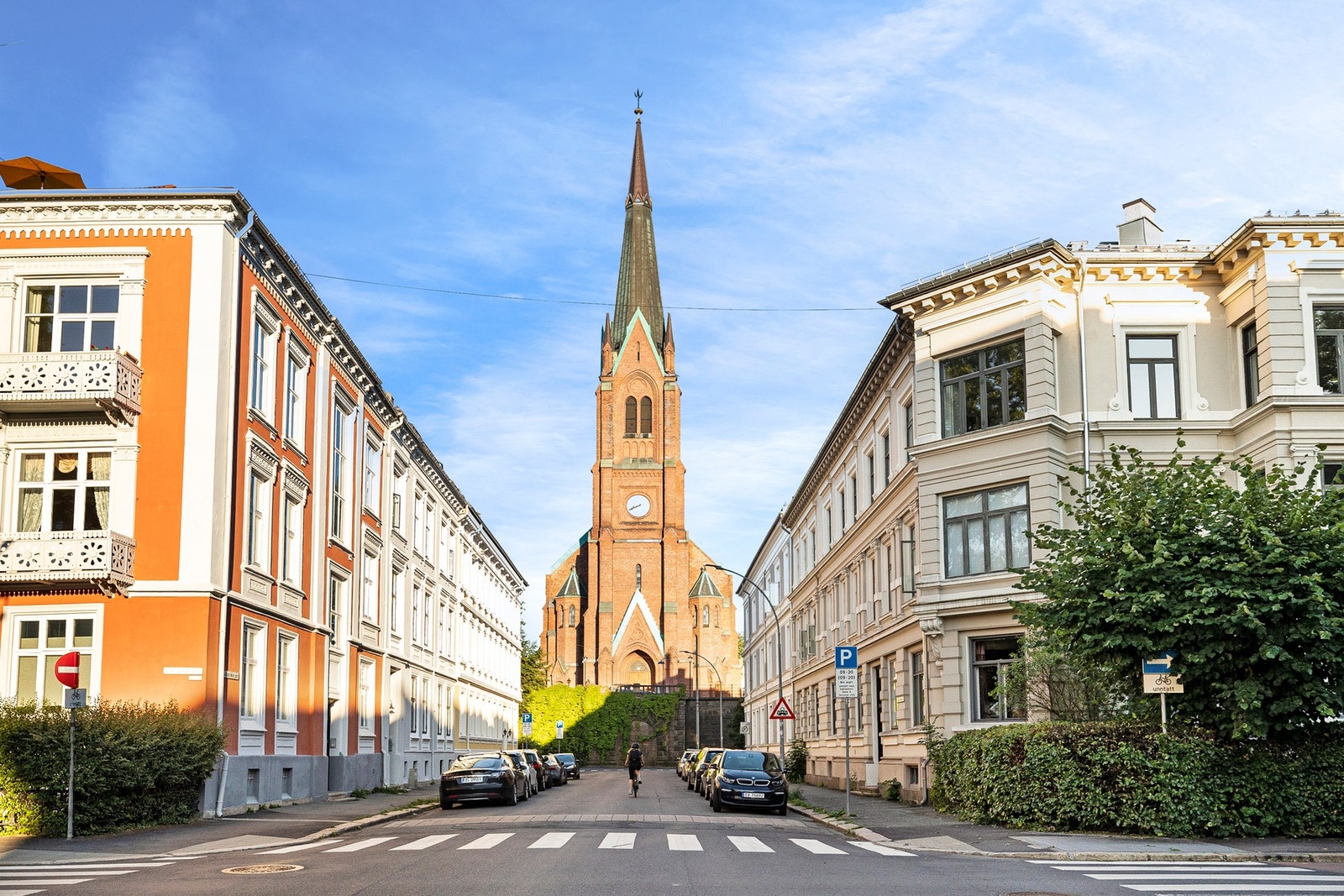 Området er kjent for sine vakre bygårder og sjarmerende gater, og leiligheten ligger i behagelig gåavstand til flere av Oslos mest attraktive grøntområder. Galleribilde