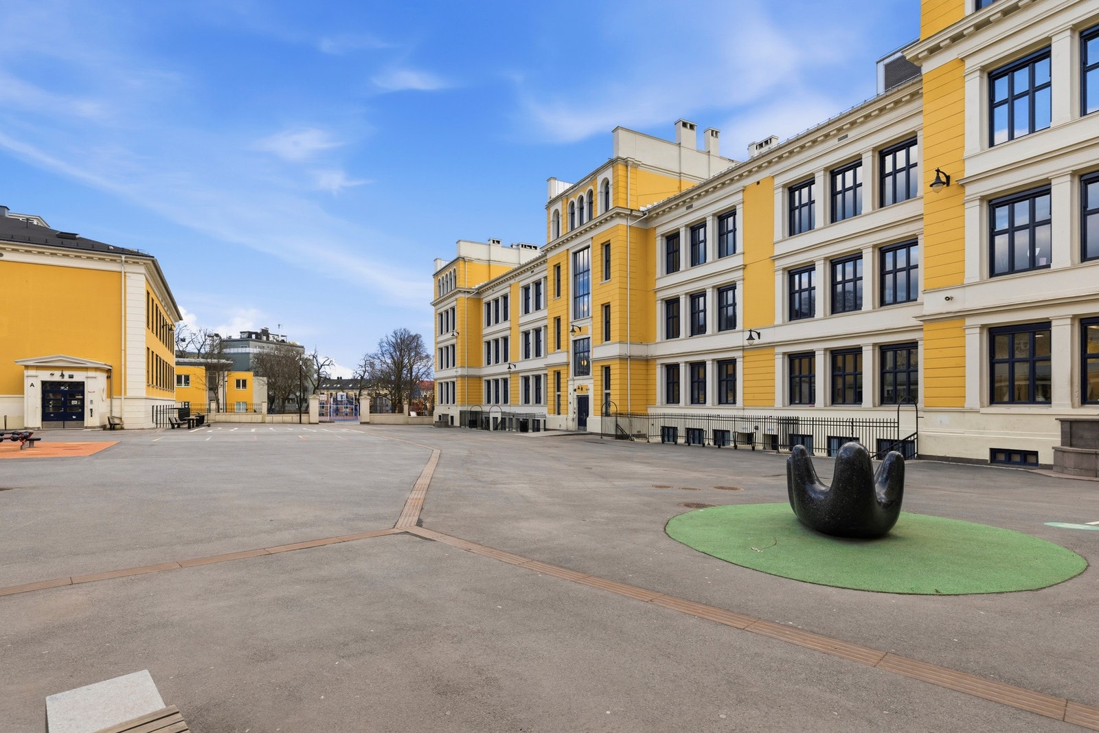 For de som har barn i skolealder så er Uranienborg skole rett i nærheten. En anerkjent og ærverdig skole. Galleribilde