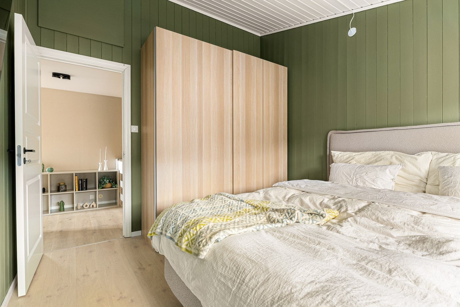 Det er innredet med garderobe, og har ellers plass til dobbeltseng og annet standard soveromsmøblement. Galleribilde