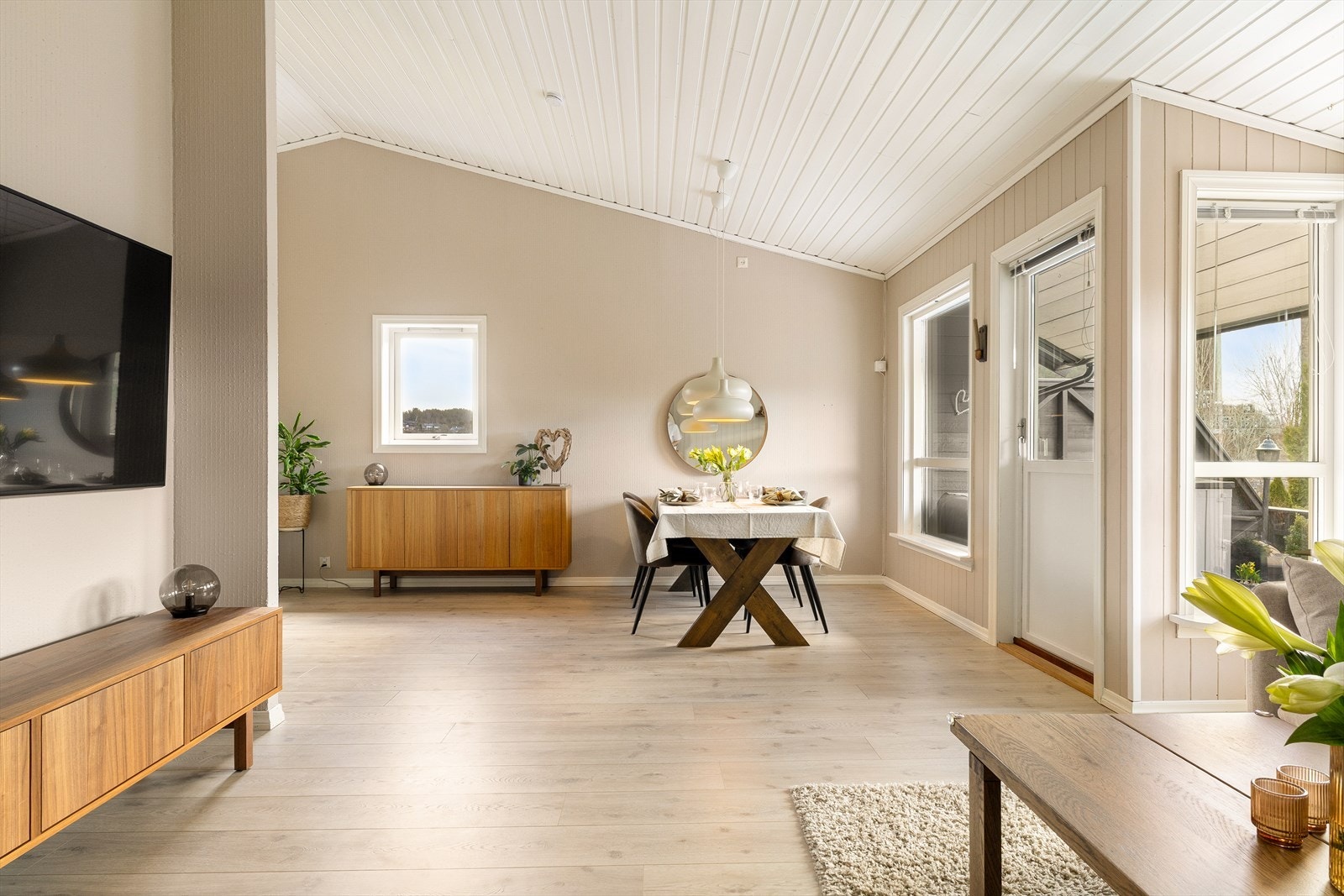 Stuen har et areal på 39,9 m² og oppleves som lys og luftig. Galleribilde