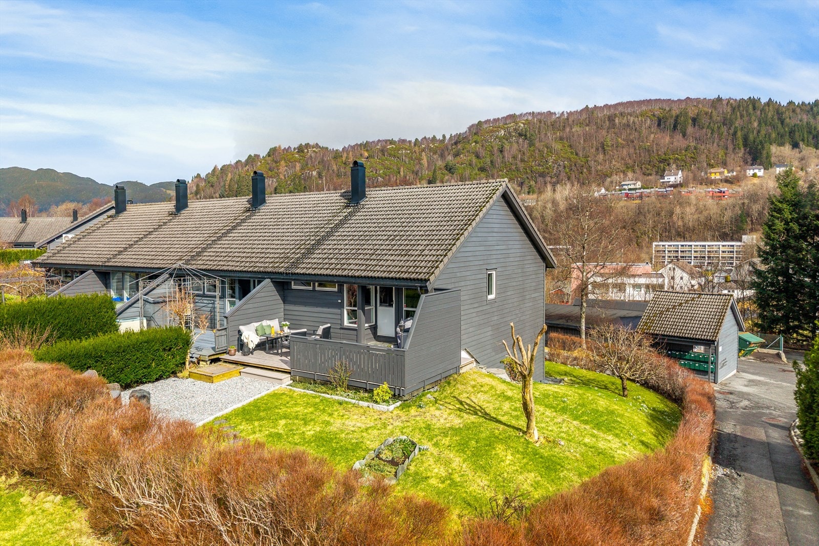 Det er 195 meter til nærmeste bussholdeplass, hvor linje 4 går til Åsane terminal. Galleribilde