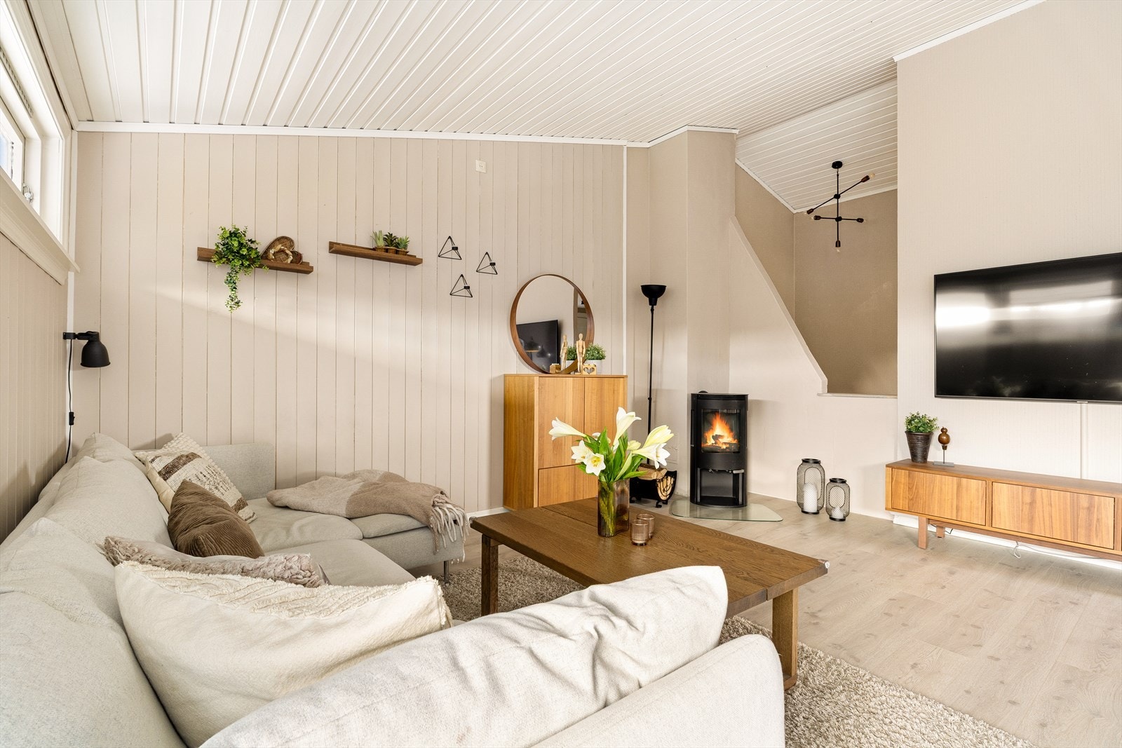 Stuen har lyse og pene overflater, som gir et moderne og innbydende preg. Galleribilde