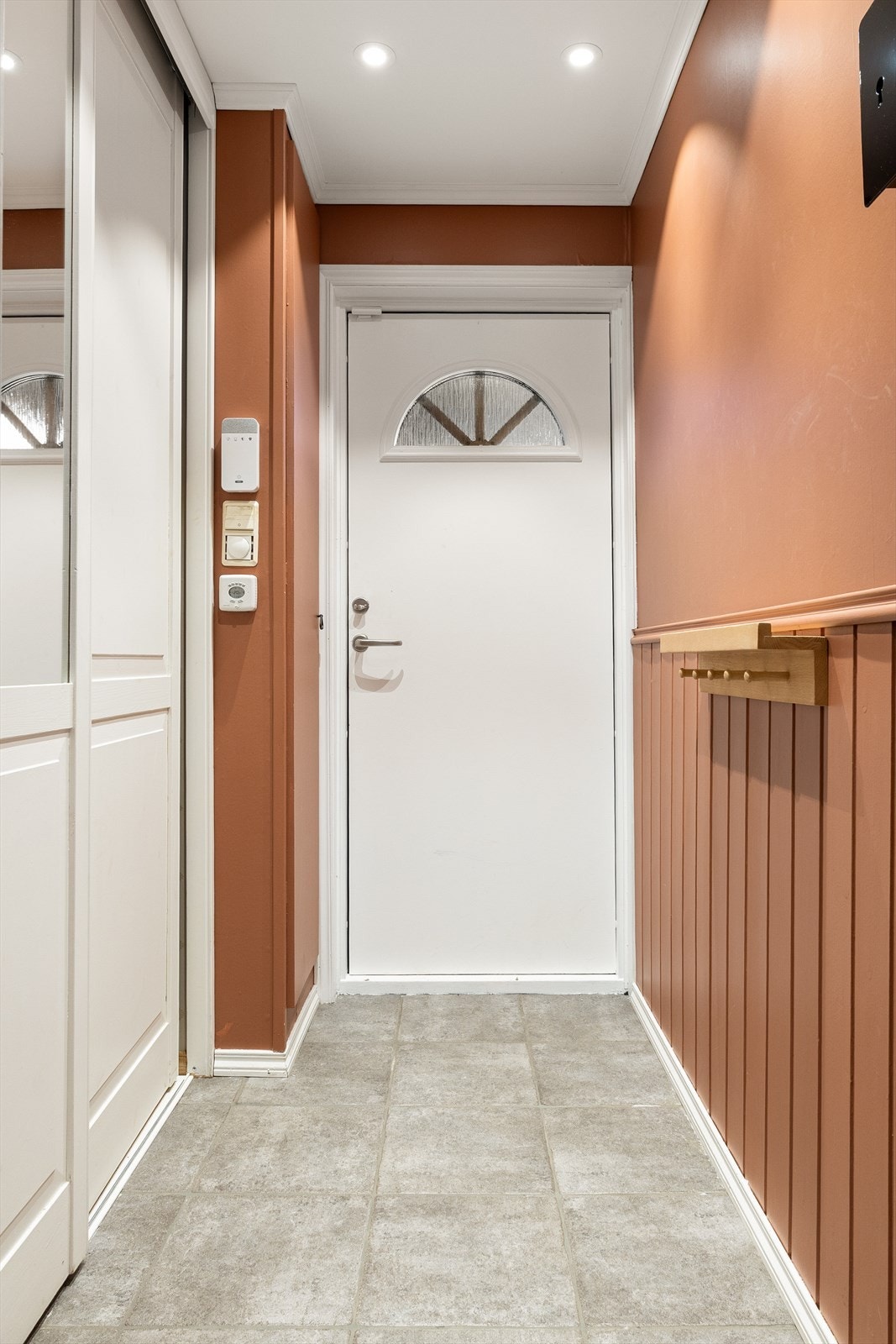 Entréen har skyvedørsgarderobe med god plass til yttertøy og sko. Galleribilde
