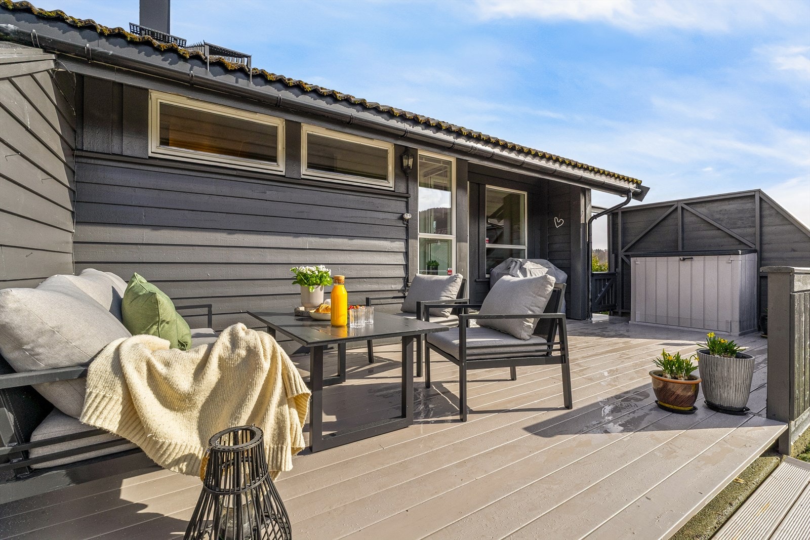 Fra stuen er det utgang til en treterrasse på ca. 28 m². Galleribilde