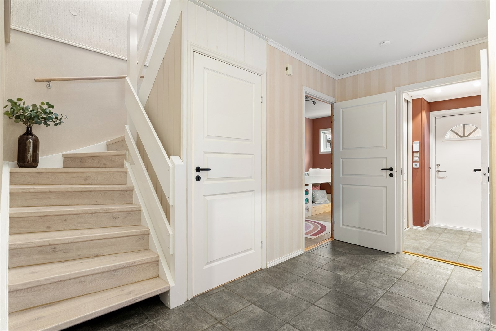 Romslig hall med adkomst til soverom, entré, vaskerom, bad og bod. Galleribilde