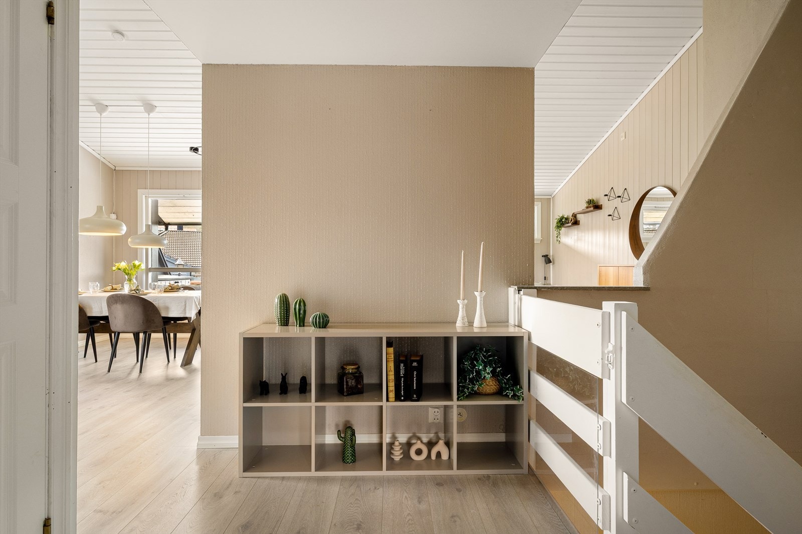 Fra stue er det adkomst ned til boligens 1. etasje. Galleribilde