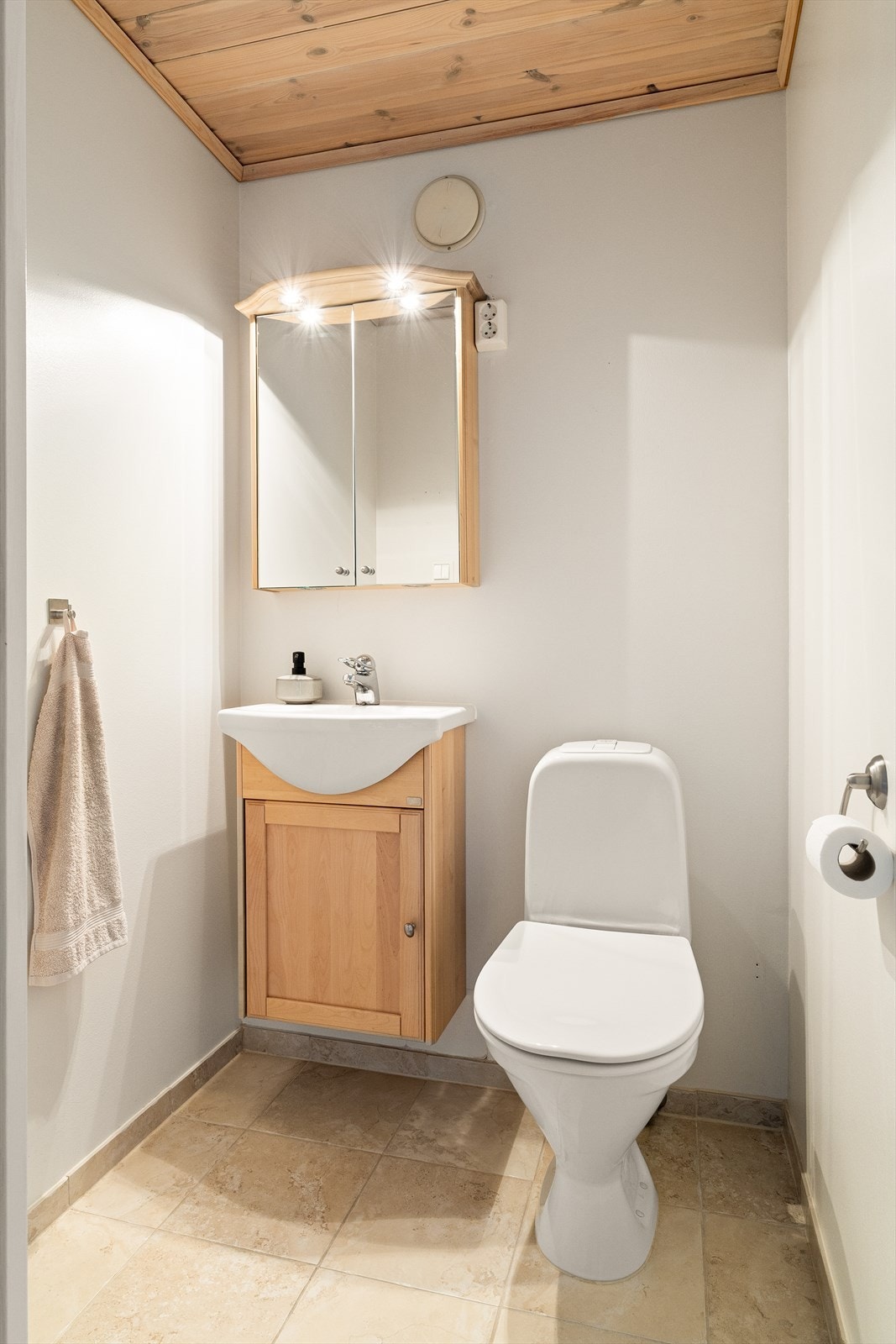 Toalettrom i boligens 2. etasje/hovedetasje utstyrt med wc, servant og møblement. Galleribilde