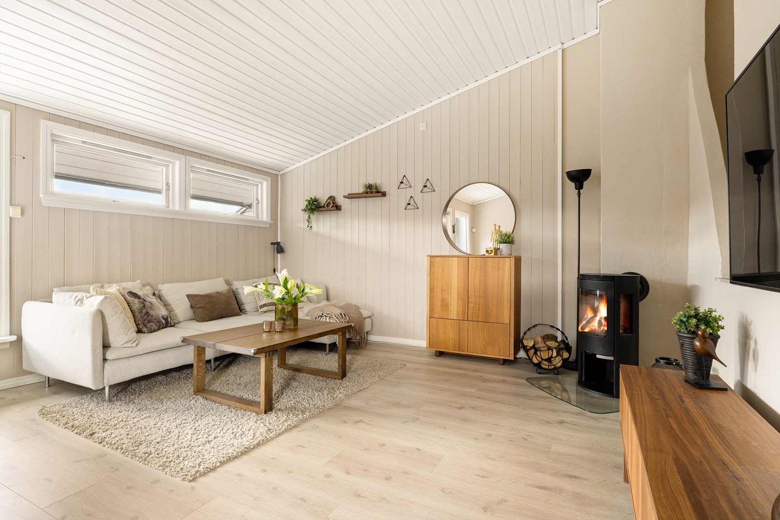 I stuen er det ekstra god takhøyde som gir rommet en luftig og innbydende atmosfære. Galleribilde