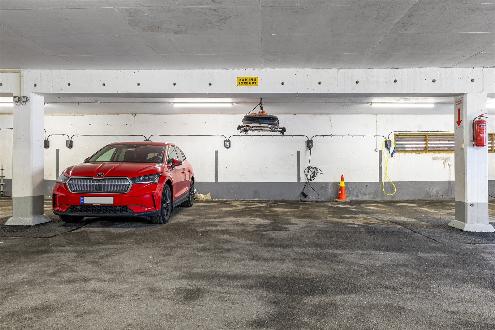 Parkering i felles garasje. Garasjen ble rehabilitert i 2025/26. Galleribilde
