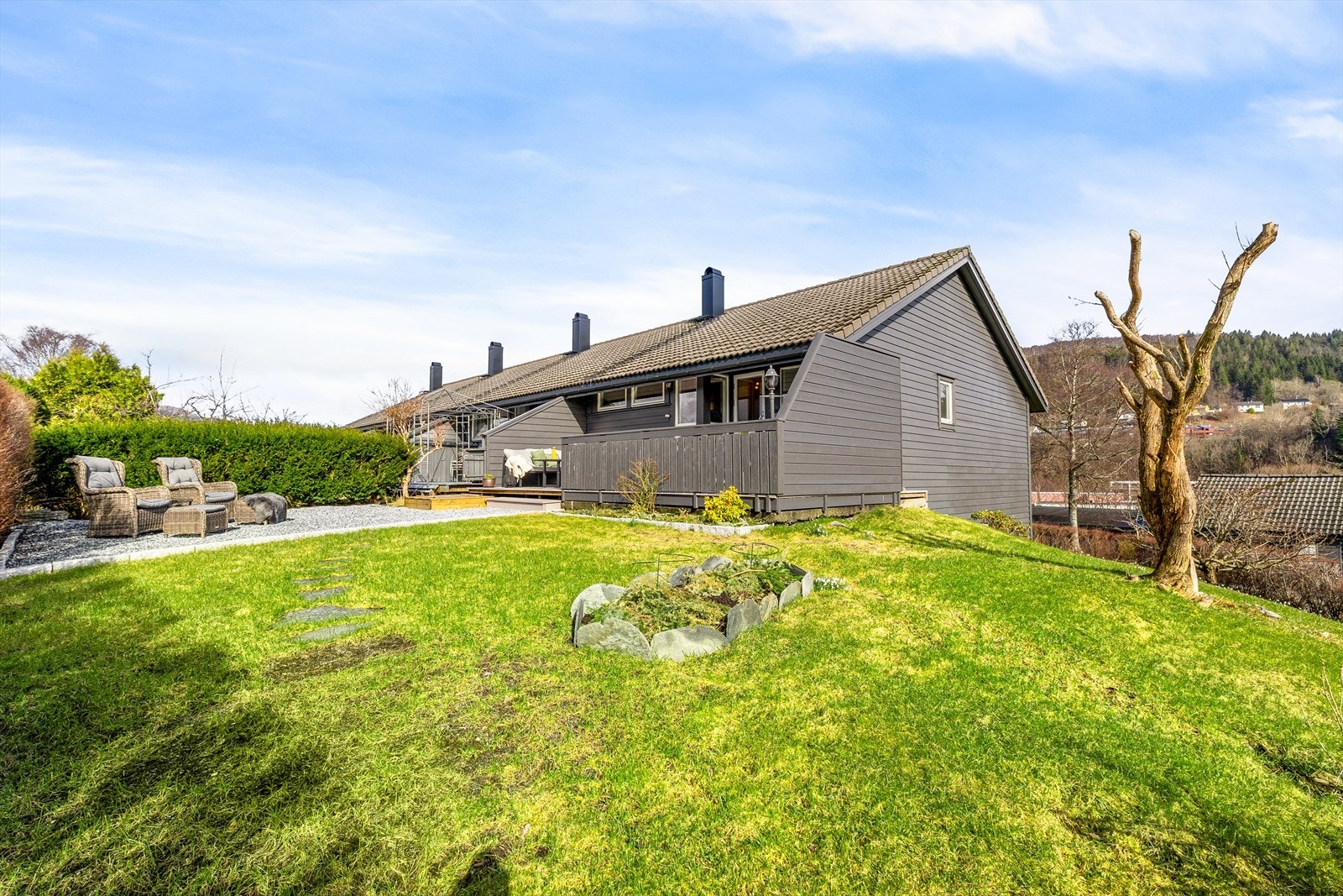 Flott hage som passer utmerket for barnefamilier og de med en liten dyrevenn. Galleribilde