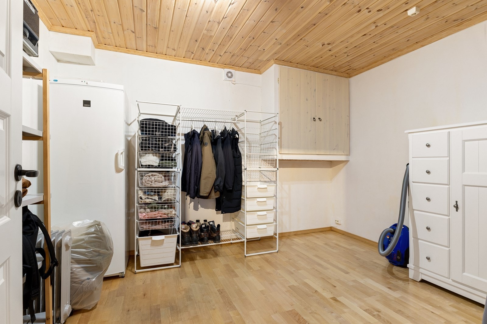 Boligen har svært gode oppbevaringsmuligheter med to innvendige boder på henholdsvis 12,6 m² og 1,9 m². Galleribilde