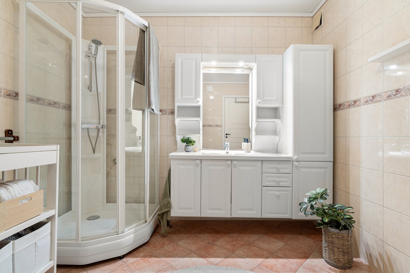 Lyse baderomsmøbler gir et pent og tidløst uttrykk. Galleribilde