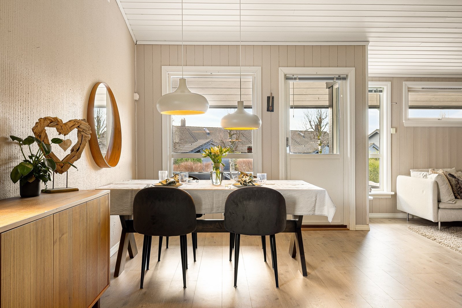 Stuen har god plass til innredning av både sofagruppe og spisebord. Galleribilde