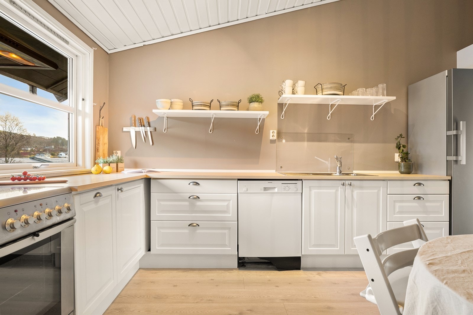 Kjøkkenet på 13,4 m² har profilerte fronter og laminat benkeplate. Galleribilde