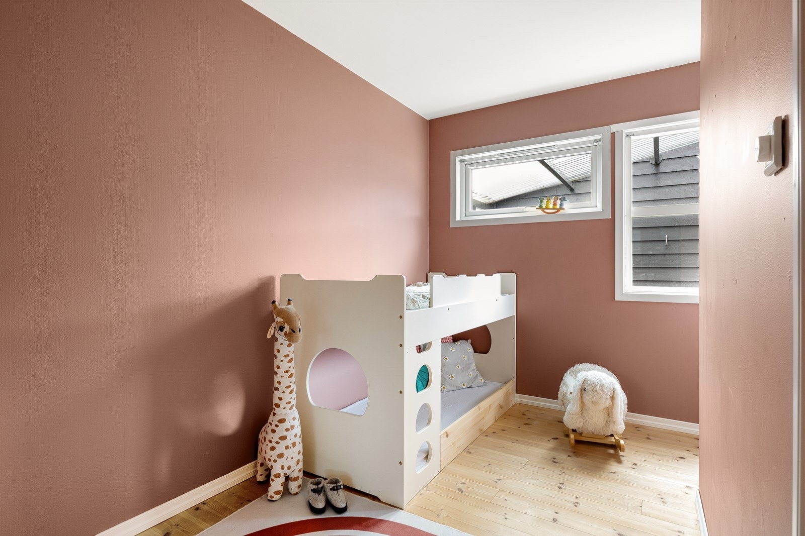 I 1. etasje ligger to soverom på henholdsvis 9,7 m² og 8,7 m². Galleribilde