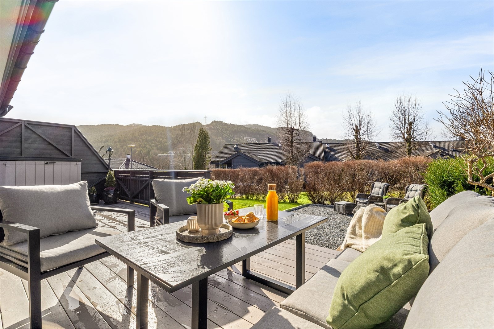 Terrassen har god plass til terrassemøbler, grill og beplantning. Galleribilde