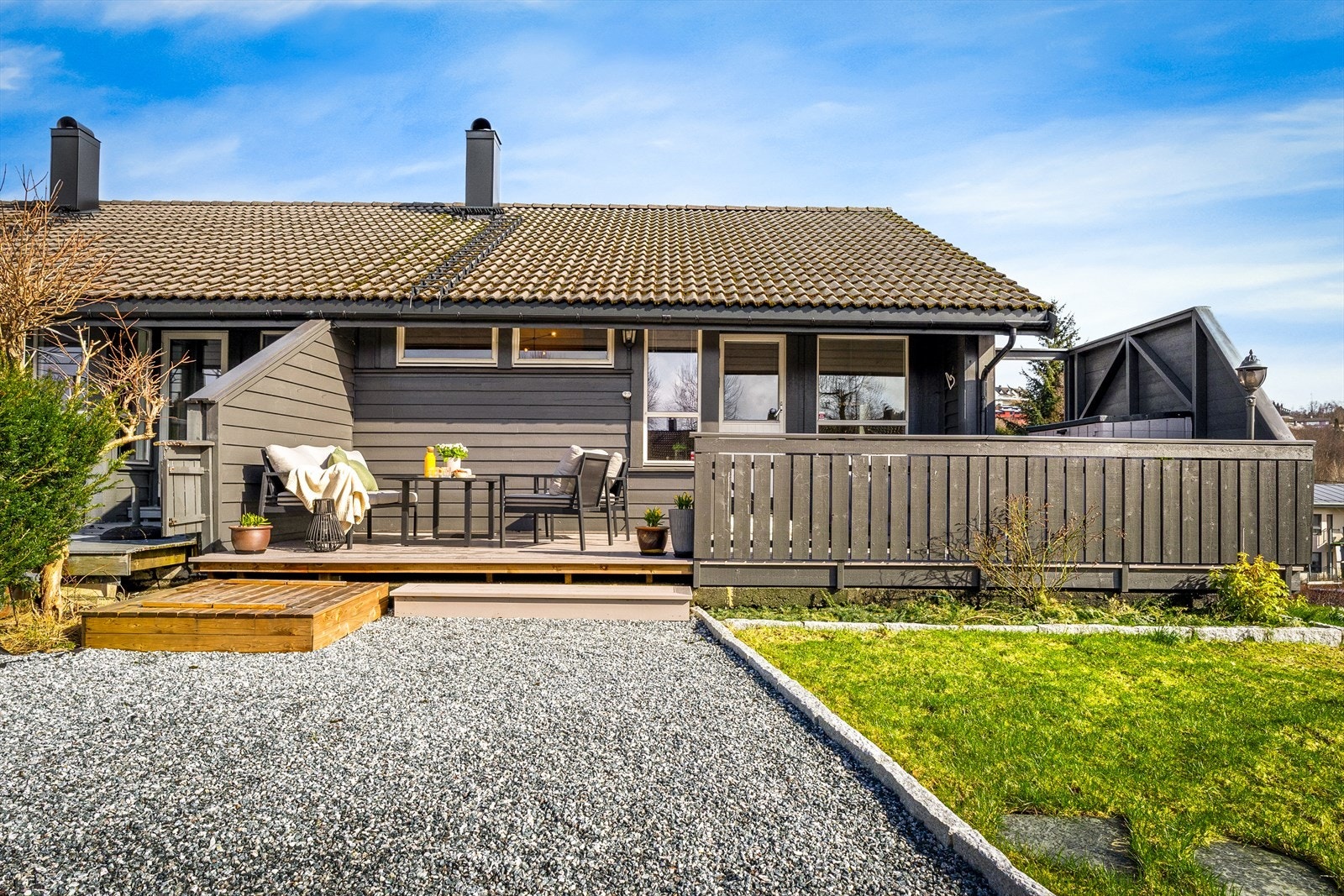 Terrassen fører deg videre til grusplass og en romslig plen med god boltreplass for hele familien. Galleribilde