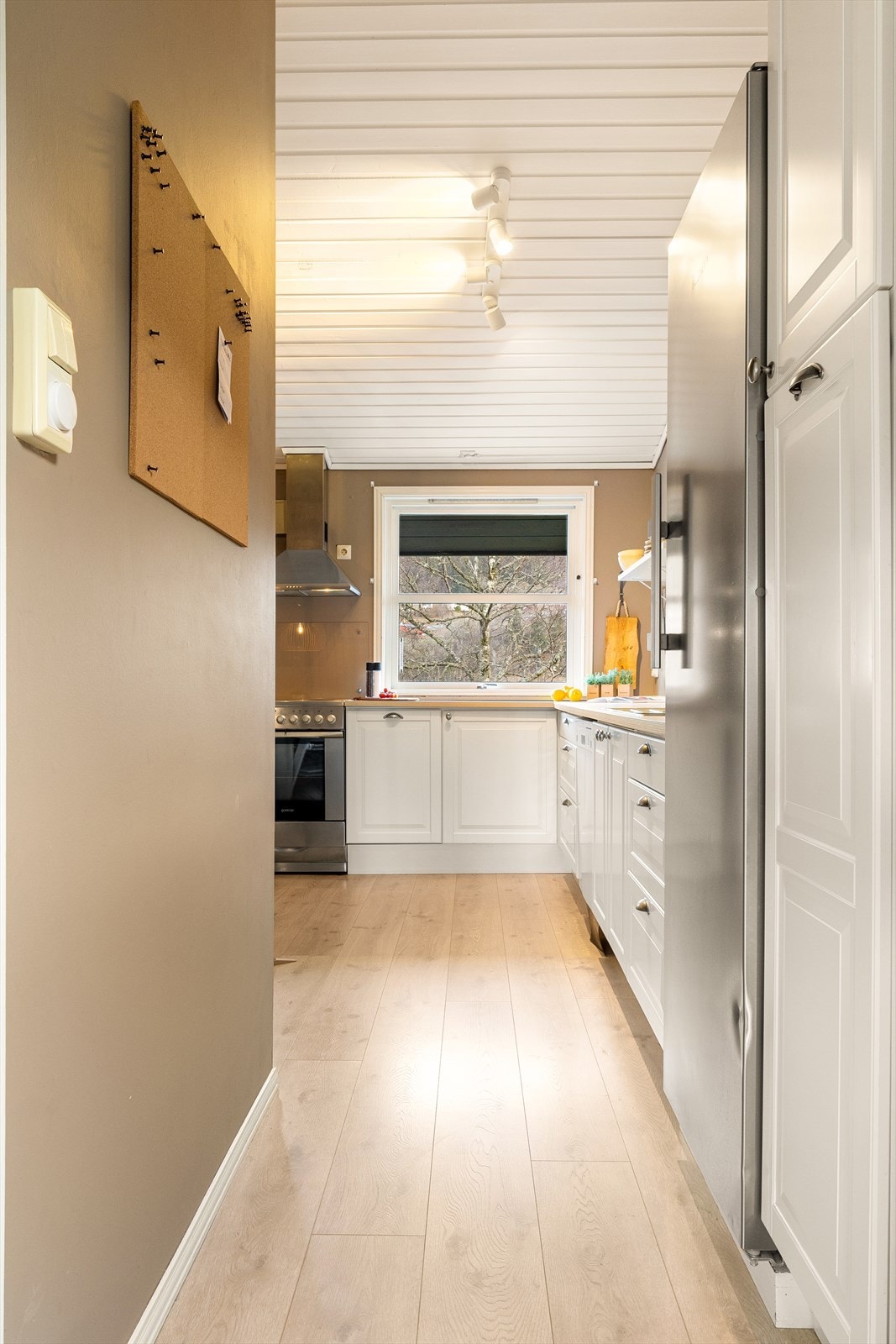 Det er delvis åpen løsning mellom stue og kjøkken. Galleribilde