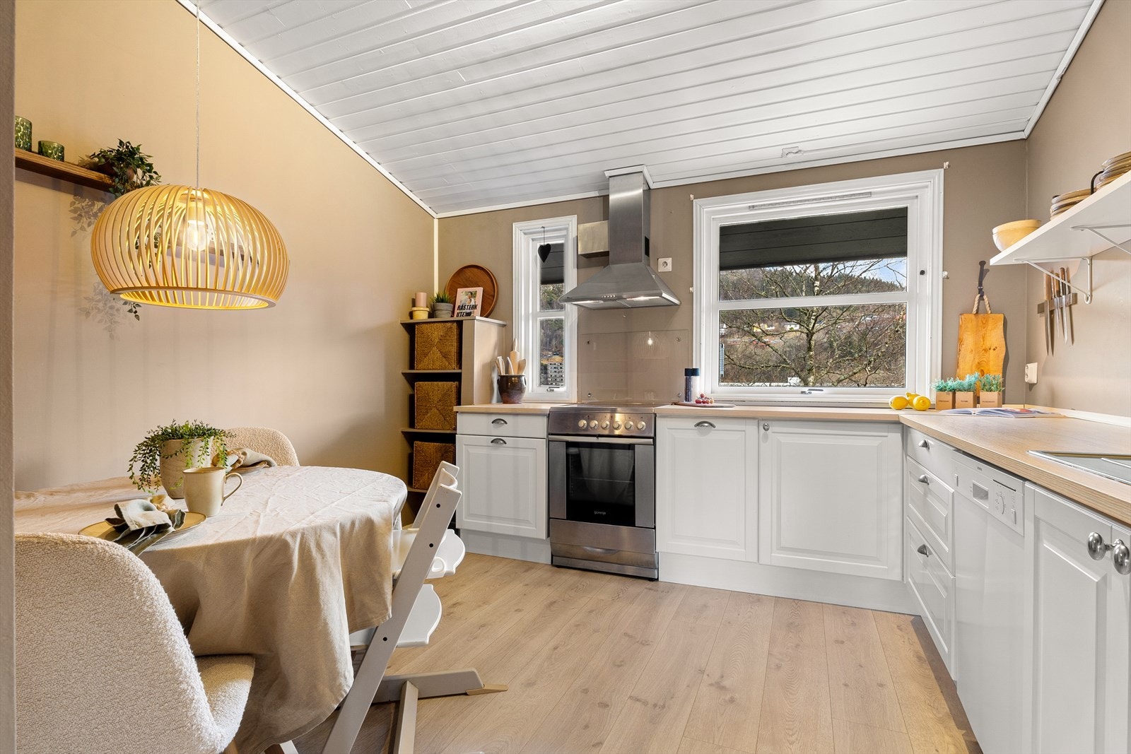 Innredningen har rikelig med oppbevaringsplass i både skap og skuffer. Galleribilde