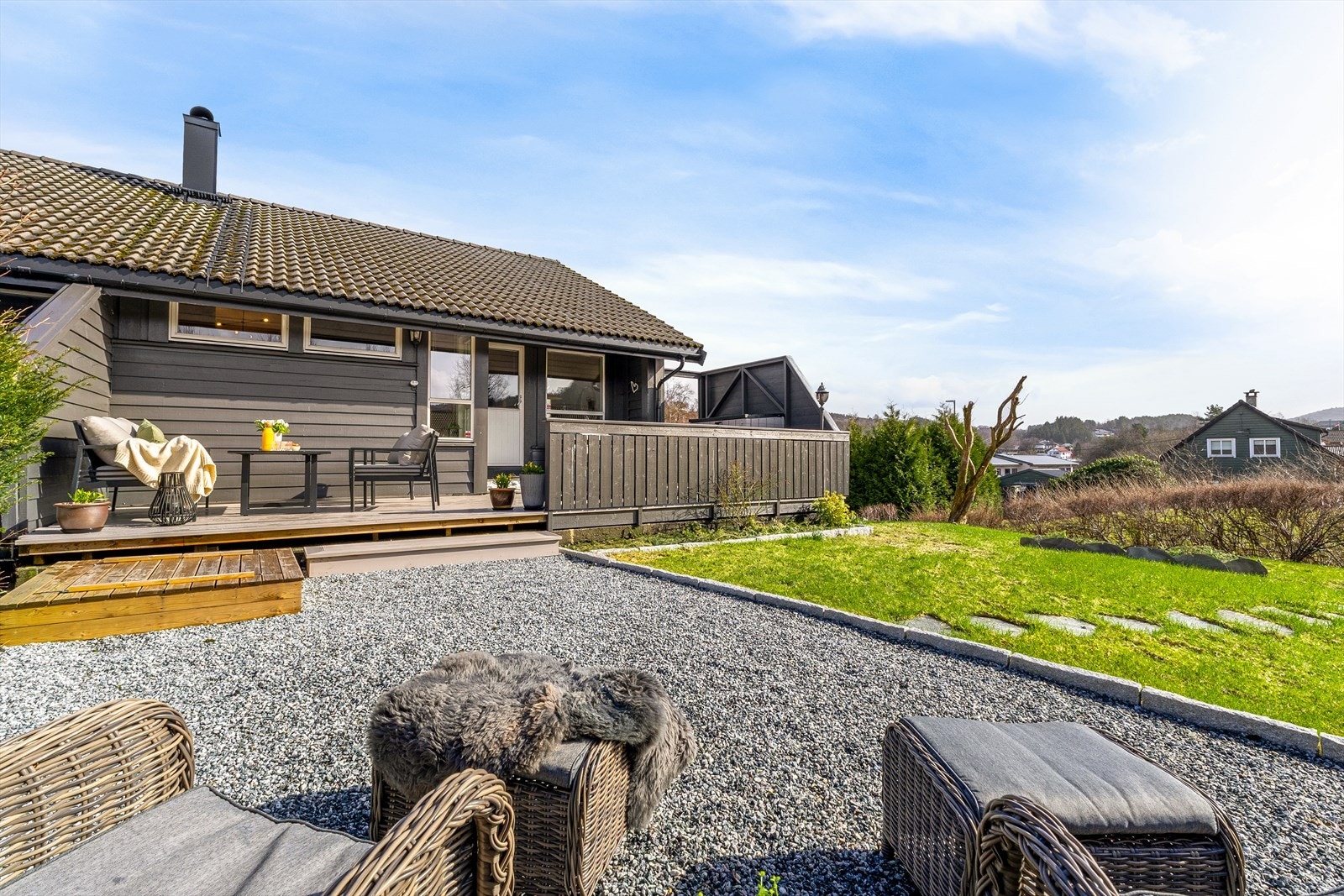 Uteplassen er flott oppabeidet med uteplasser, grøntareal og beplantning. Galleribilde