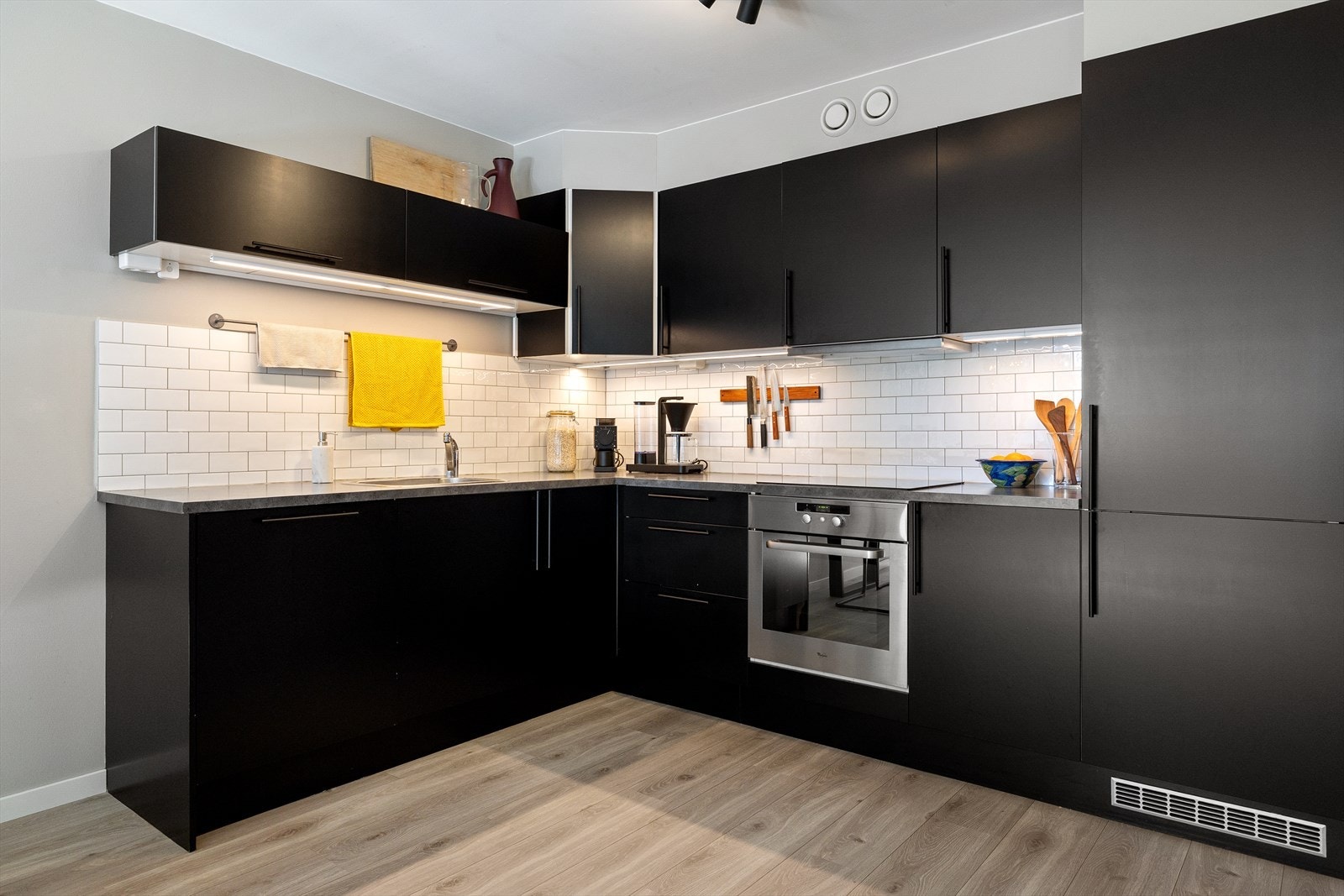 Kjøkkenet har også fått nytt integrert kjøleskap i 2025 og ny oppvaskmaskin i 2026, som sikrer en oppdatert standard. Galleribilde