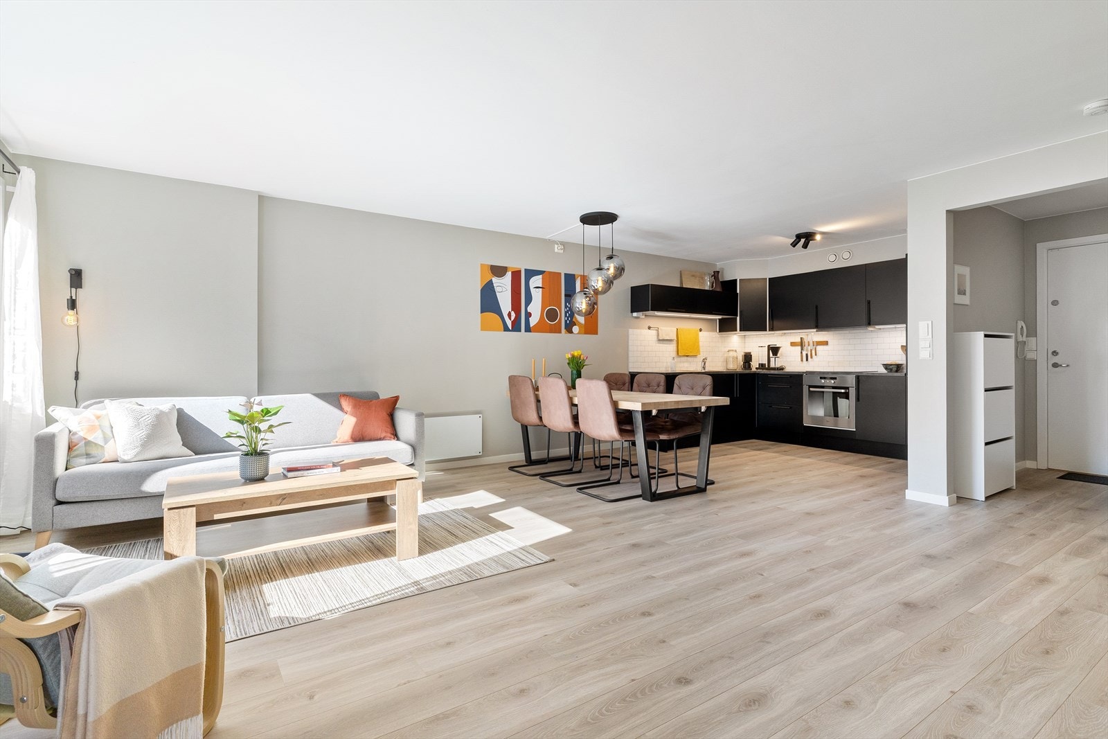 Rommet har god plass til ulike møbleringsløsninger, enten det er sofahjørne, TV-møblement eller spisebord til sosiale sammenkomster. Galleribilde