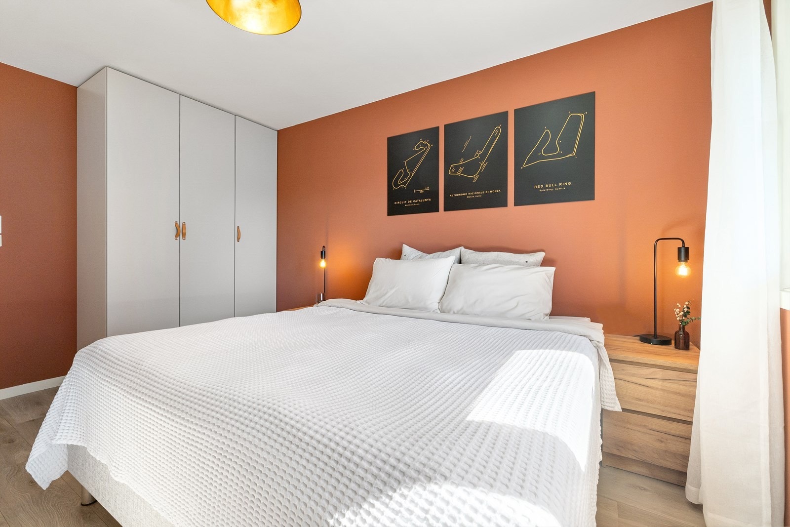 Hovedsoverommet har ekstra størrelse og mulighet for flere oppbevaringsløsninger. Galleribilde