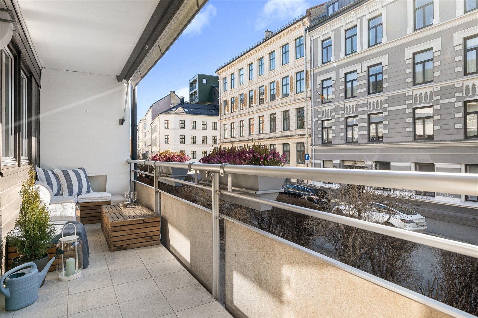 Fra stuen har du utgang til en sydvestvendt balkong på 7 kvm som blir et naturlig forlengelsesrom om sommeren. Galleribilde