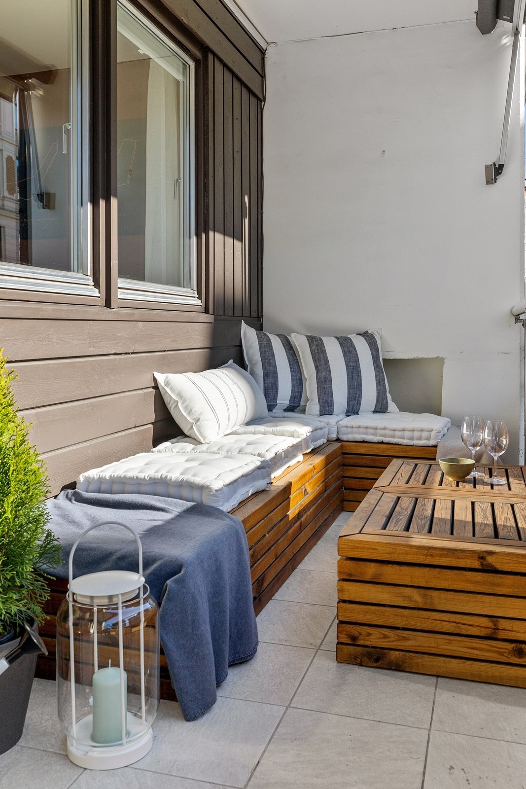 Balkongen er skjermet, med sol fra tidlig ettermiddag til sen kveld. Galleribilde