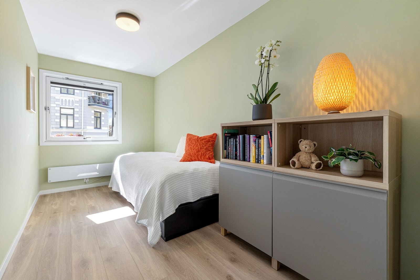 Soverom 2 passer perfekt som barnerom, gjesterom eller hjemmekontor. Galleribilde