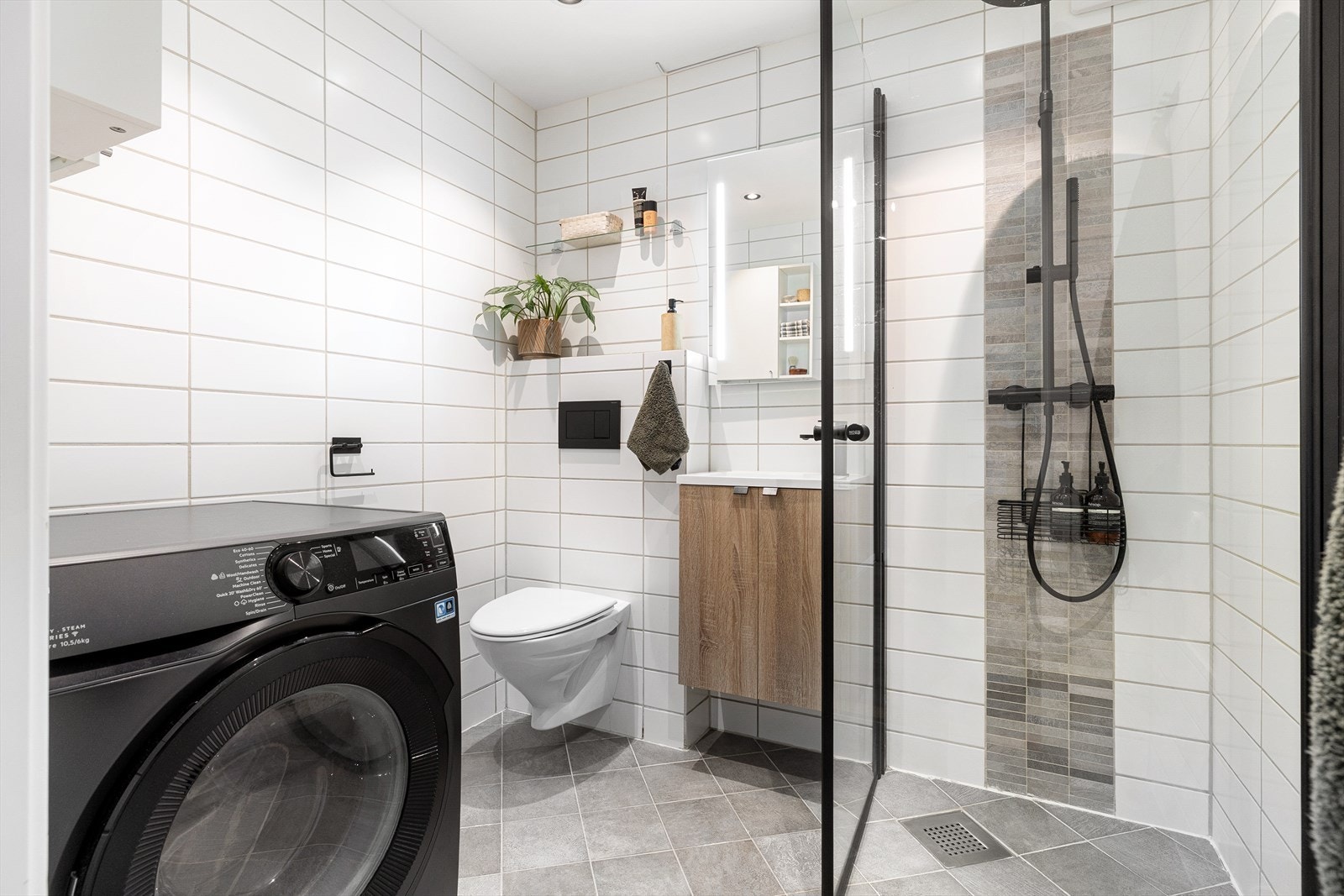 Leiligheten har et pent, flislagt bad som nylig har fått oppgradert interiør og belysning (2024-2025). Galleribilde