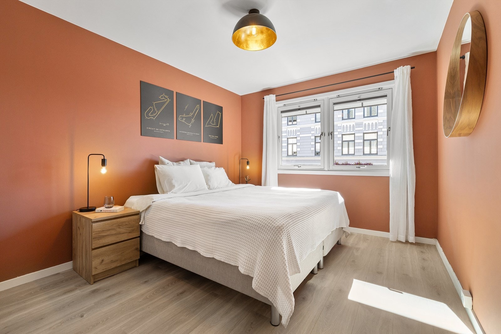 To romslige soverom med god plass til dobbeltseng og garderobeløsninger. Galleribilde