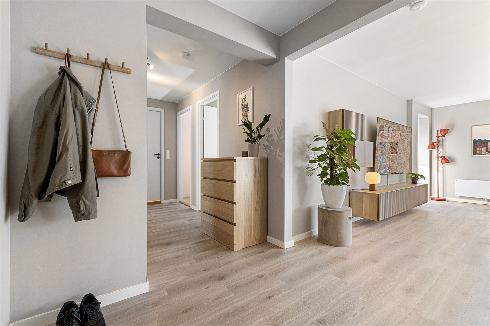 Romslig entré/mellomgang utstyrt med en praktisk skyvedørsgarderobe for optimal oppbevaring. Ytterligere oppbevaringsplass i to eksterne boder. Galleribilde