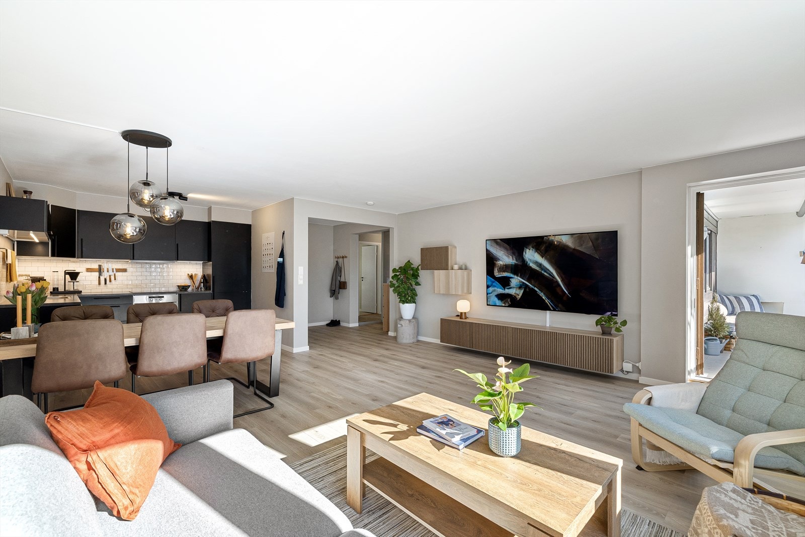 Denne leiligheten kombinerer det beste av to verdener - en rolig og tilbaketrukket atmosfære, omgitt av grønne omgivelser, samtidig som du bor midt i hjertet av byens yrende kafé- og kulturliv. Galleribilde