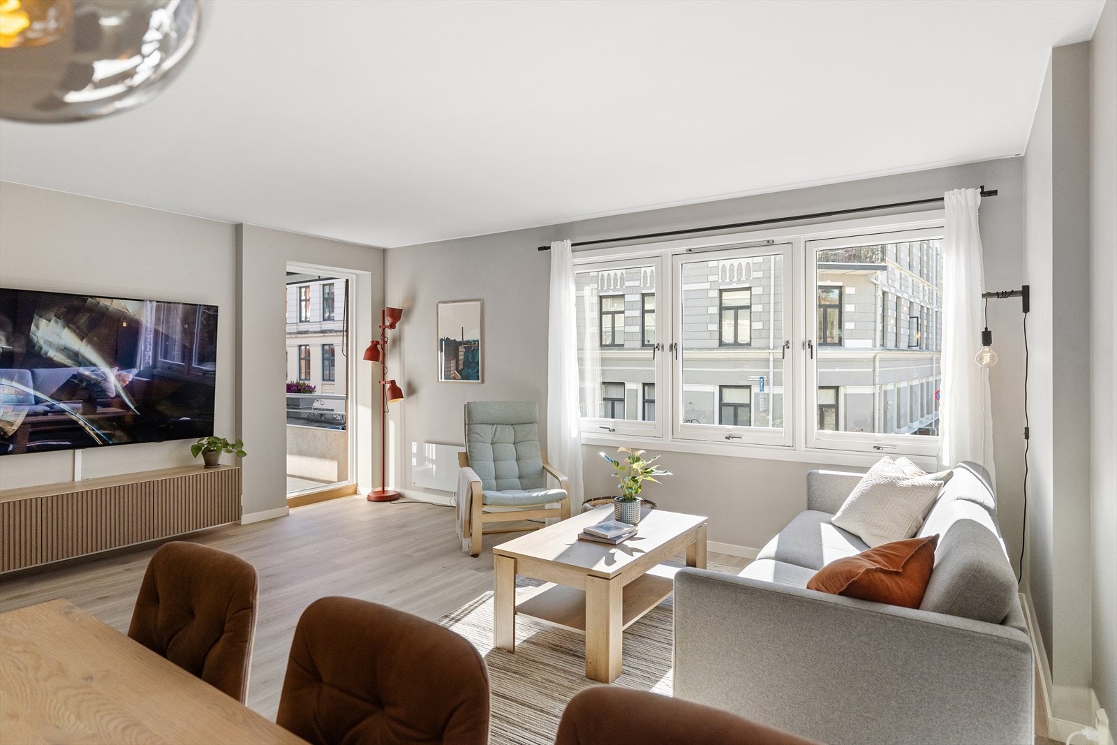 Stuen er et fantastisk oppholdsrom med store vindusflater som slipper inn mye naturlig lys og gir en luftig og åpen følelse. Galleribilde