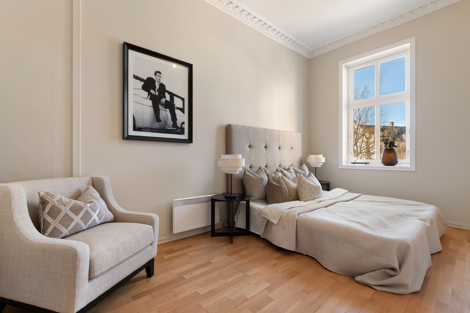 De klassiske detaljene som stukkatur og rosett er bevart. Galleribilde