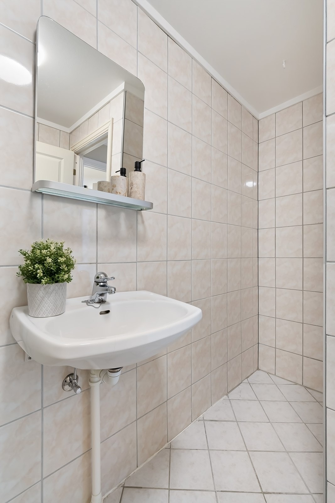 Opplegg for vaskemaskin og tørketrommel i egen nisje på baderom. Galleribilde