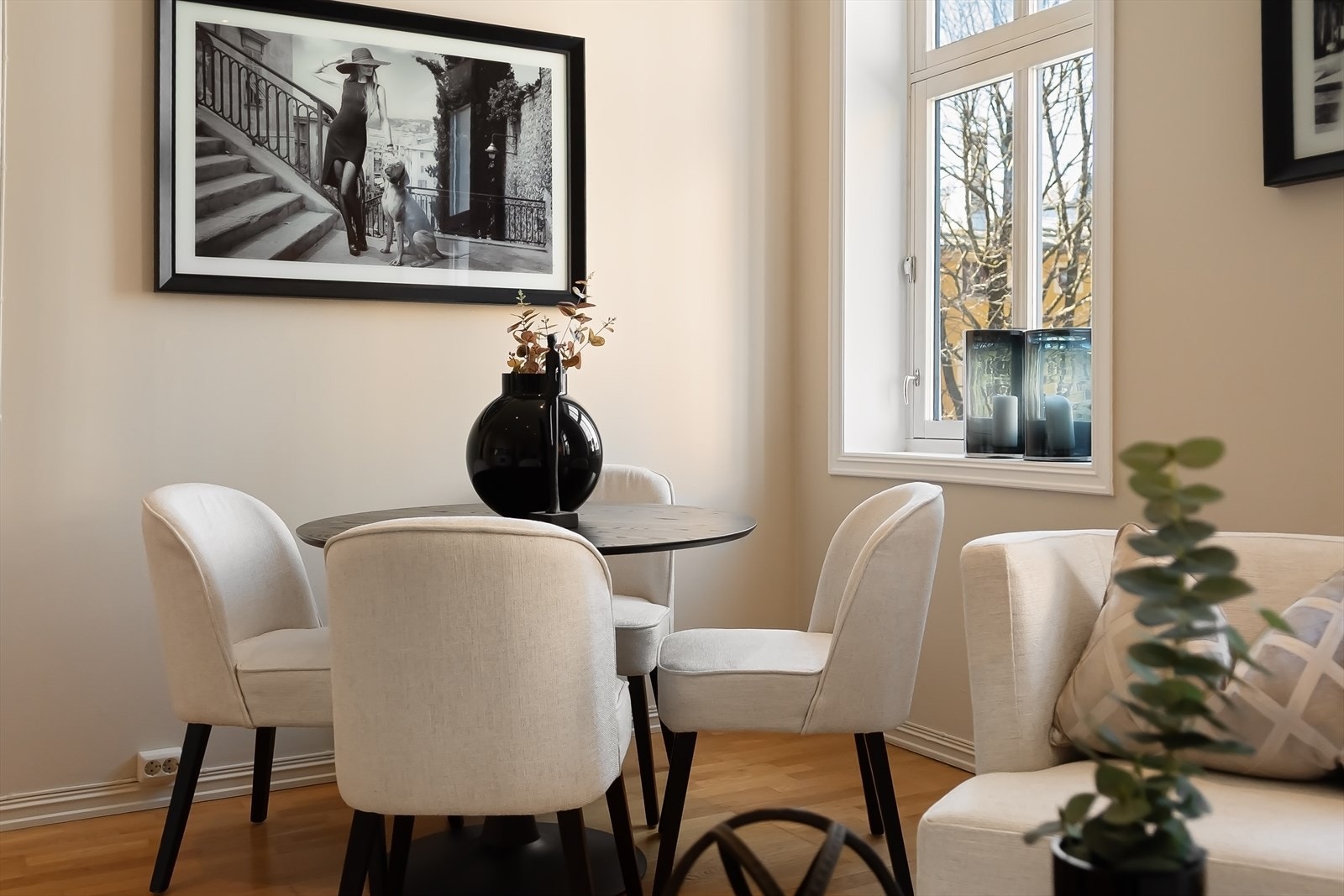 Hyggelig spiseplass ved vinduet. Galleribilde