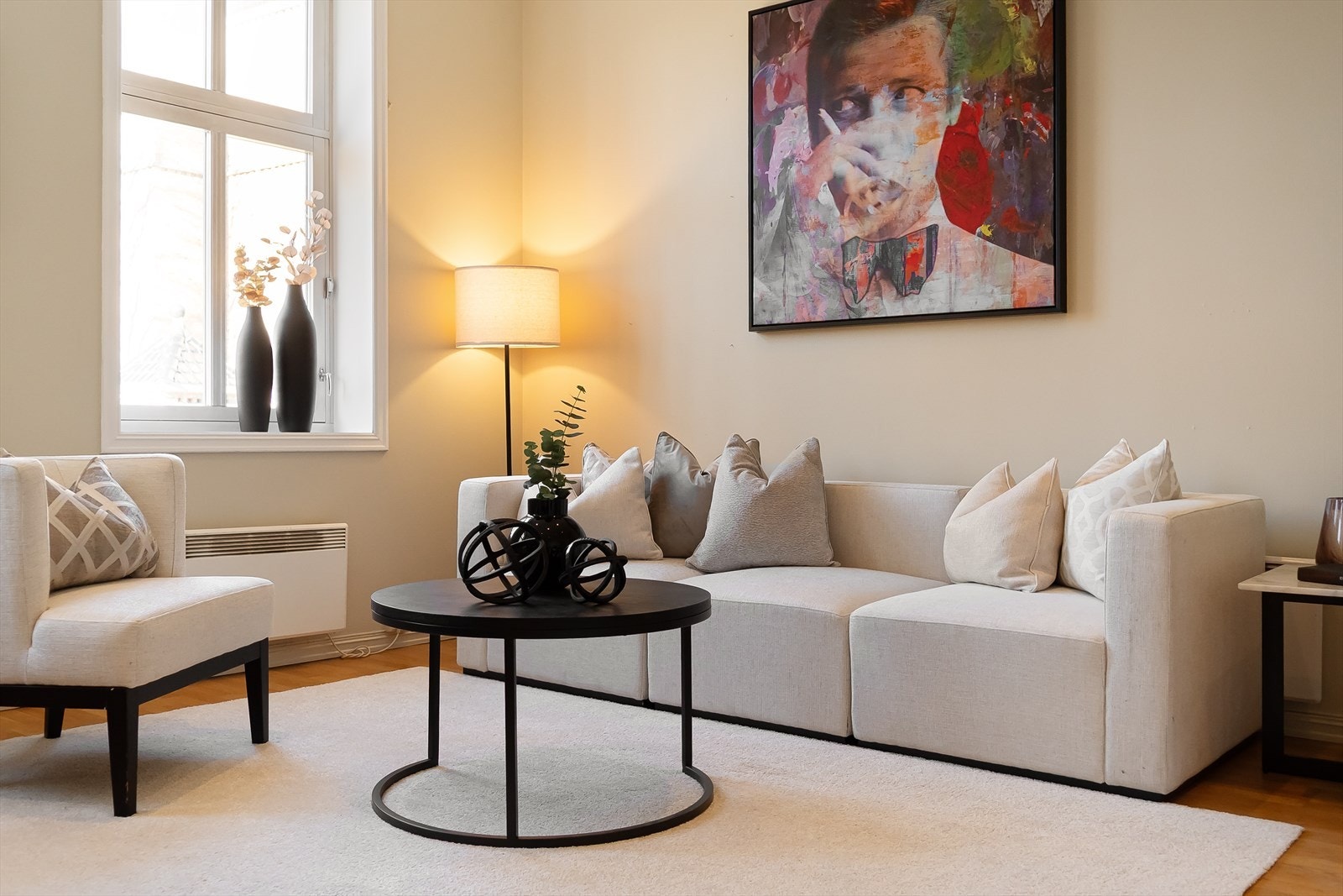 Godt med lysinnslipp fra store vindusflater i stuen. Galleribilde