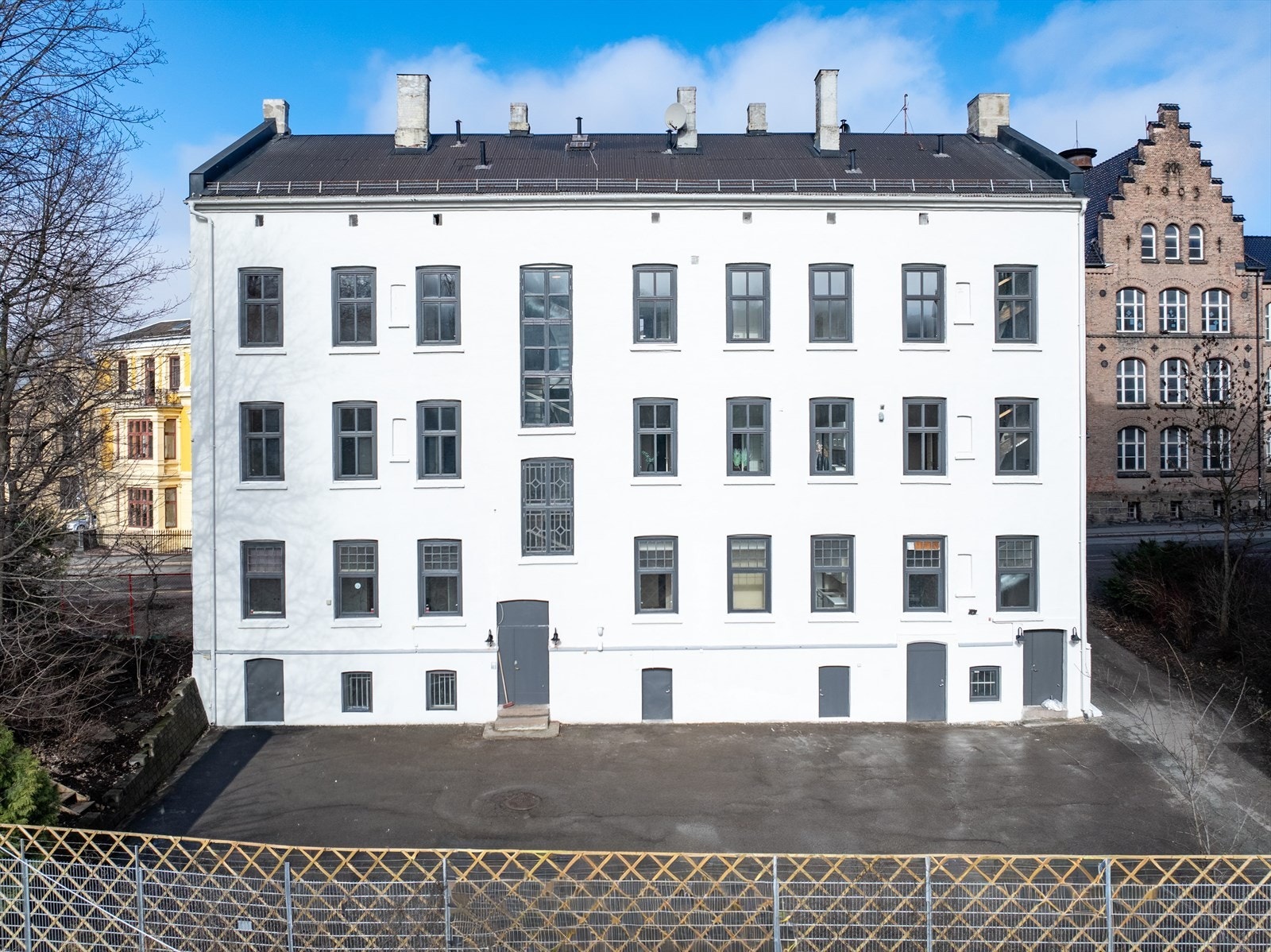 Fasade og gavlvegger ble renovert med ny puss, grunning og maling i 2025. Alle vinduer ble slipt og malt samtidig og piper ble pusset. Galleribilde