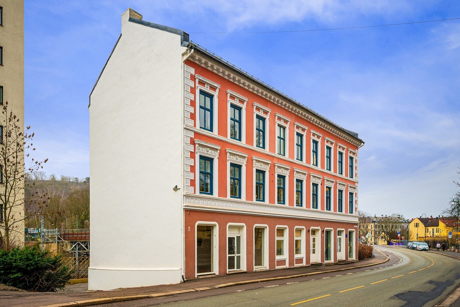 Det etableres hyggelig vinbar (høyre) og sykkelbutikk/verksted (venstre) i lokalene i 1 etg mot gate. Galleribilde