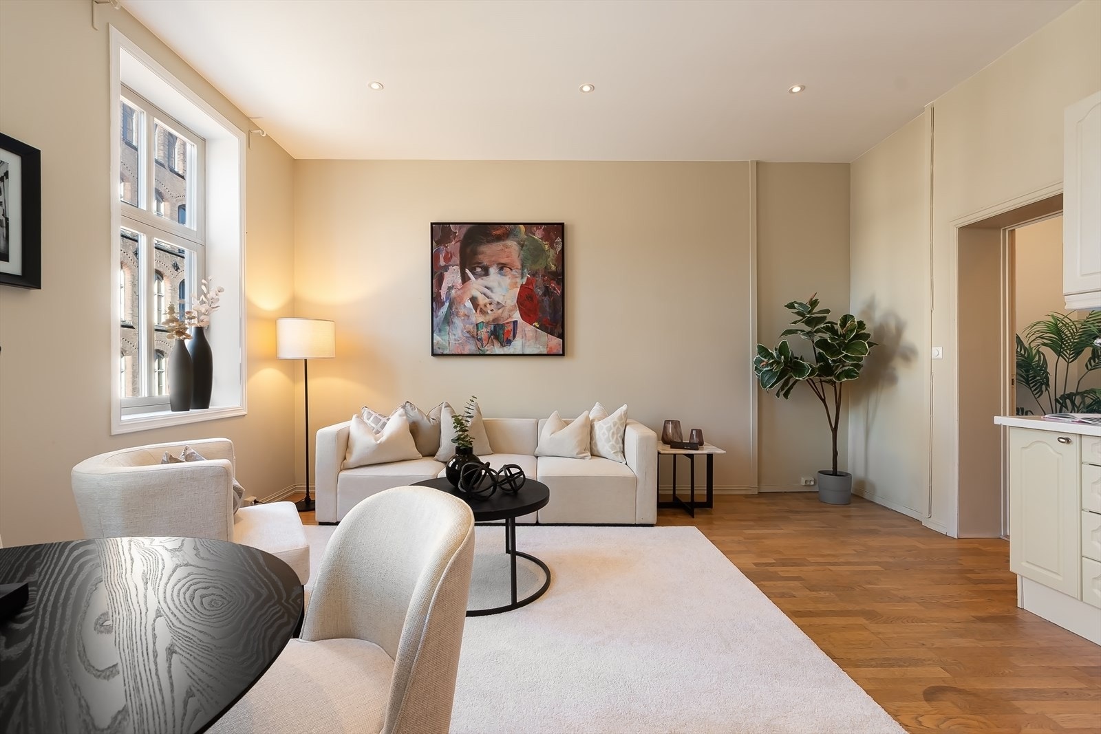 God plass til å lage flere soner med stue, spiseplass og evt lesekrok. Galleribilde