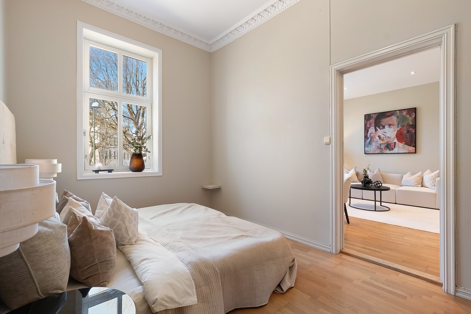 Romslig soverom med god plass til dobbeltseng og garderobe. Galleribilde